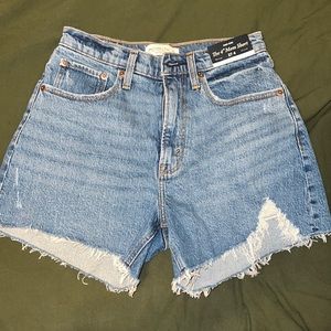 Abercrombie curve love high rise 4” mom shorts
